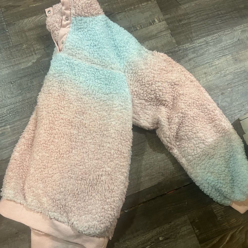 Filly flair brand top.  Fuzzy - Picture 3 of 3